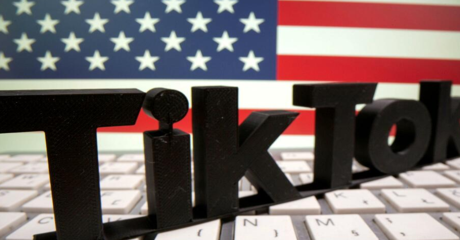 O logotipo da TikTok e a bandeira dos EUA, 6 de outubro (Reuters) (KYODONEWS)