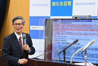 Shigeru Omi, chefe do subcomitê consultivo do coronavírus do governo japonês, fala em uma coletiva de imprensa na ala Chiyoda de Tóquio, em 9 de novembro de 2020. (Mainichi/Toshiki Miyama)