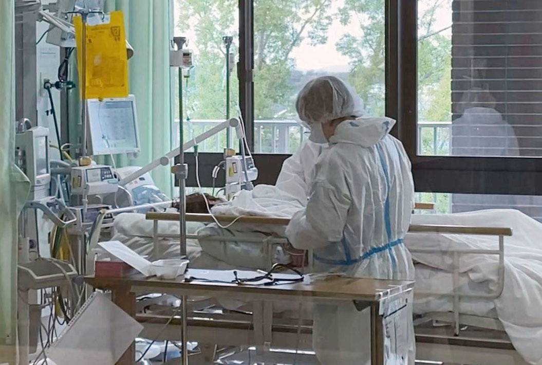 Uma enfermeira cuida de um paciente gravemente enfermo da COVID-19 no Hospital Universitário Kindai em Osakasayama, Prefeitura de Osaka, em 3 de dezembro. | HOSPITAL UNIVERSITÁRIO KINDAI / VIA KYODO