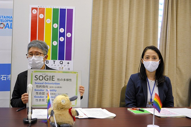 Aki Takahashi, esquerda, e Hiroko Masuhara, que estavam envolvidos na criação do novo sistema de parceria da cidade de Akashi para casais do mesmo sexo, participam de uma coletiva de imprensa em 10 de dezembro na Prefeitura de Hyogo. (Takeshi Amano)