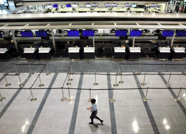 Quase todos os balcões de check-in das companhias aéreas estão fechados no Aeroporto de Narita desde abril, depois que os novos casos de coronavírus aumentaram drasticamente em todo o Japão. (foto do arquivo Asahi Shimbun)
